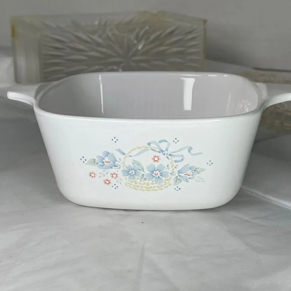 Vintage Corning Ware Country Cornflower casserole dish.